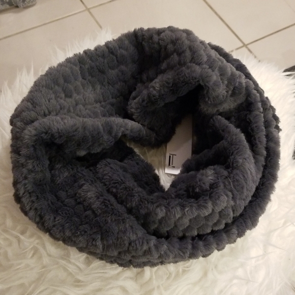 💕LOVE TOKEN💕 Faux Fur Infinity Scarf Neck Warmer - Picture 2 of 8